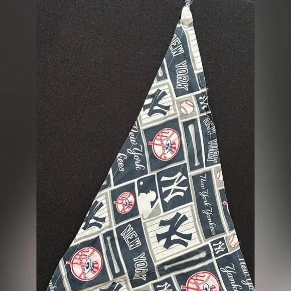 It’s a bandana! Bundle of 2 Yankees bandanas for pups in 2 sizes. EUC - Picture 7 of 9